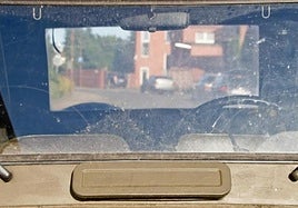 Restos de insectos y suciedad en un parabrisas.