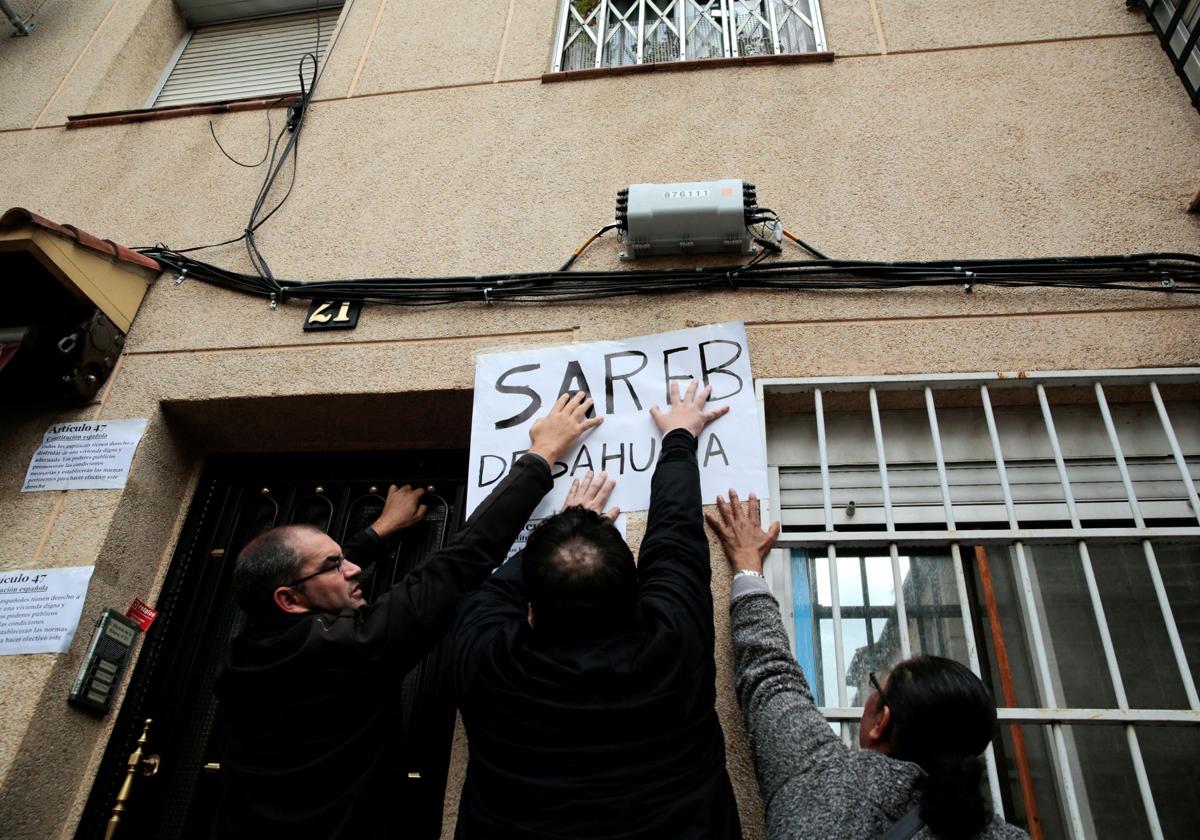 La sareb suspende el desahucio de ocho familias en la arboleja | la verdad