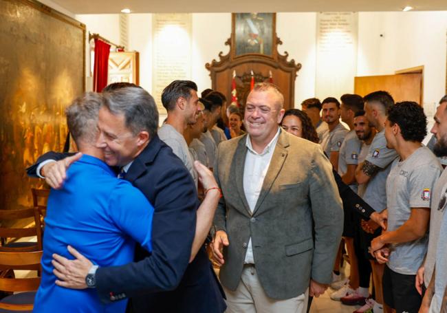 El alcalde de Lorca felicita a los jugadores y técnicos del equipo, este miércoles, en el Ayuntamiento.