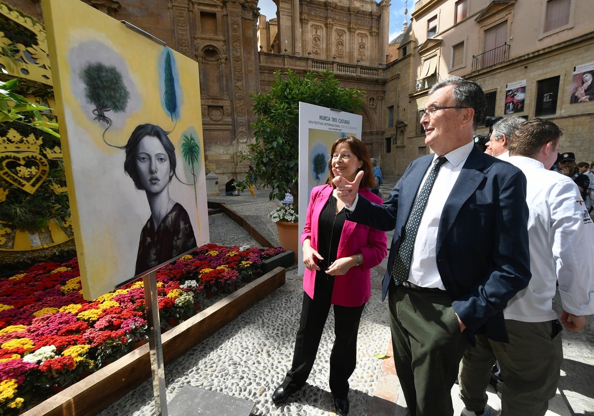 Rosa Vivanco, autora del cartel, con el alcalde Ballesta en la presentación del XXV Festival Tres Culturas.