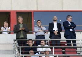 Felipe Moreno, a la izquierda, junto a su abogado Andrés López y José Manuel Sánchez, gerente del club, el pasado 27 de abril.