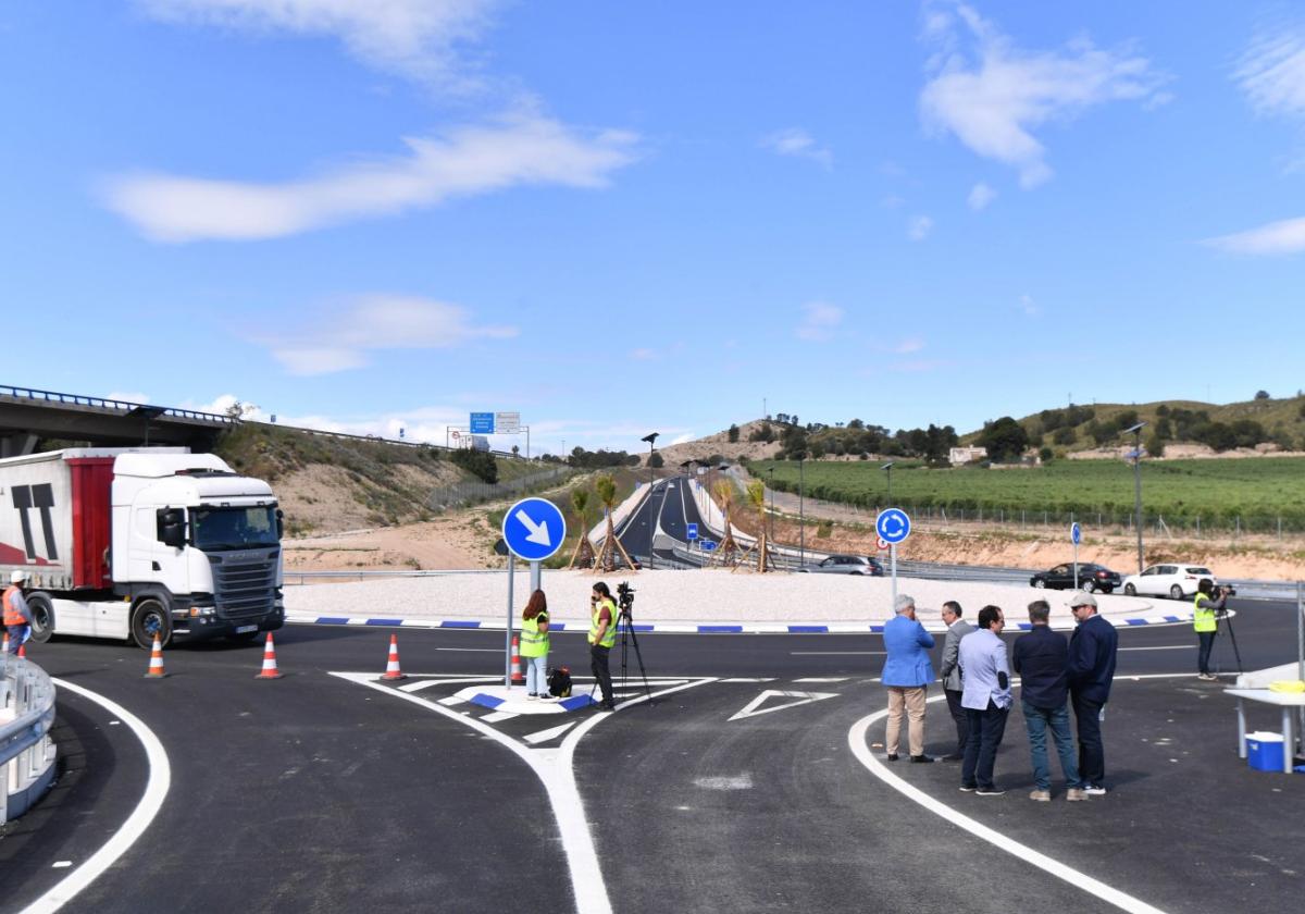 Una nueva glorieta mejora el acceso a la autovía del Mediterráneo desde la N-344