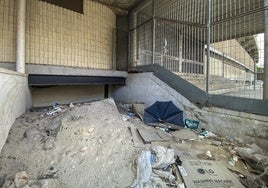 Montaña de arena y basura en el interior de una verja, ayer, situadaen la parte trasera del estadio, junto a escaleras de acceso al lateral bajo.