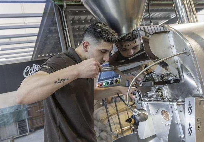 Nahuel Cian comprueba el aroma del grano en el tostadero que CaféLab tiene en Cartagena.