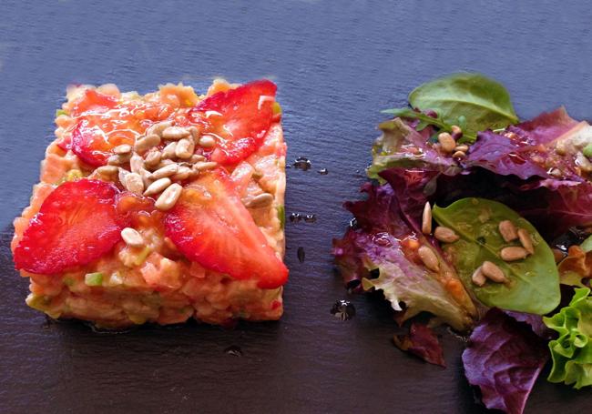 Tartar de salmón y fresas