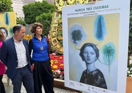 Rosa Vivanco, autora del cartel, con el alcalde Ballesta en la presentación del XXV Festival Tres Culturas.