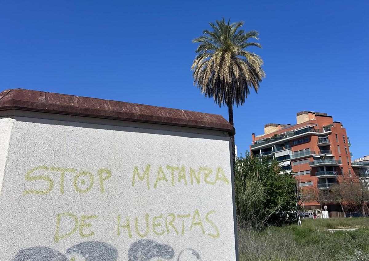 Imagen secundaria 1 - Pintadas en la calle Atocheros y la avenida Academia de Infantería.