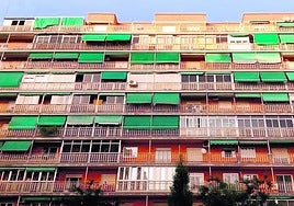 Imagen de archivo de un bloque de pisos con toldos.