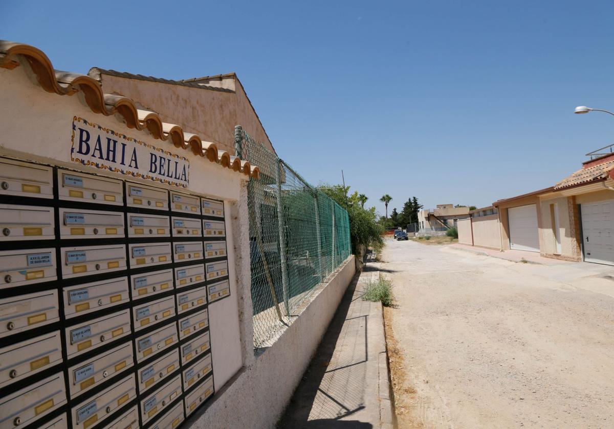 La urbanización Bahía Bella de Cartagena dispondrá de una nueva parada de autobús y un paso peatonal