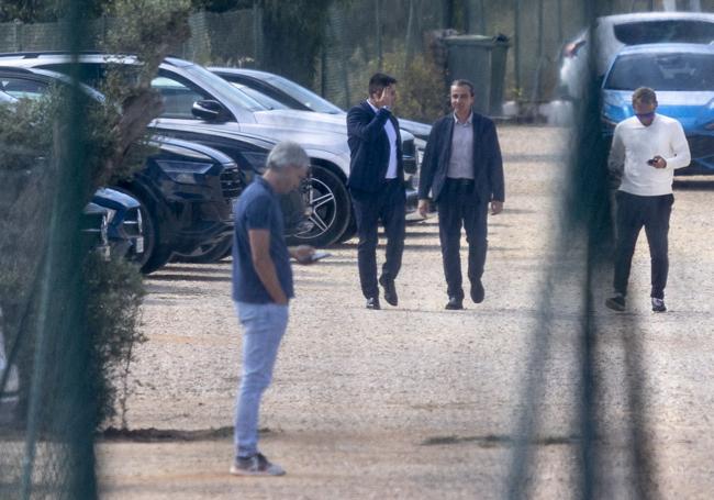 Aganzo y Rivas visitan las instalaciones de los campos de fútbol de La Manga Club.