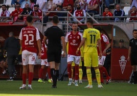 Real, de espaldas, junto a Flakus frente al Villarreal B.