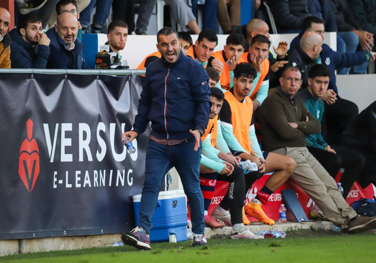 Adrián Hernández, en un partido del Yeclano en casa.