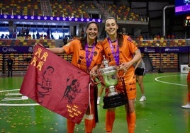 La yeclana Patricia Ortegay la muleña Noelia Montoro,con la copa, tras la finaldisputada en Cartagena.