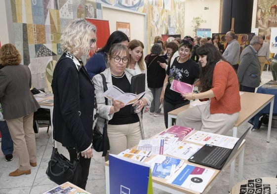 La jornada contó con un espacio para que entidades y empresas mostraran sus experiencias.