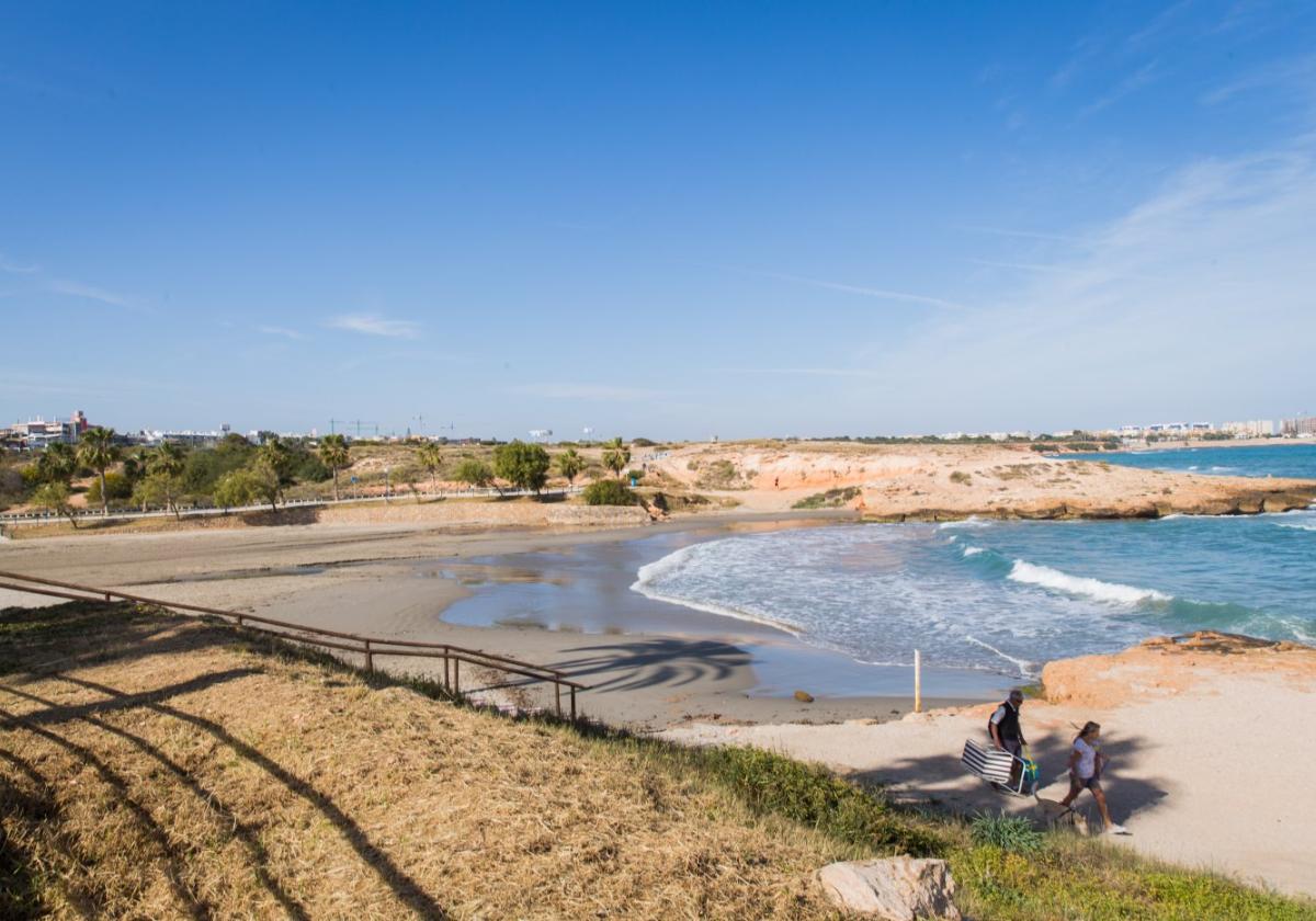 Orihuela pierde la bandera azul de Cala Mosca y recupera la de Cala Estaca