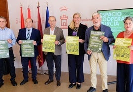 Presentación del espacio cooperativo con la edil murciana Mercedes Bernabé (3ª dcha.) y el presidentede Fecoam, Santiago Martínez (2º dcha.), y representantes institucionales y de la economía social.