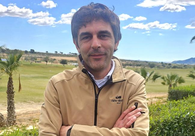 Pedro Blanco. El profesional está junto a su hermano Isaac, a cargo del 'caddie master' del recorrido.
