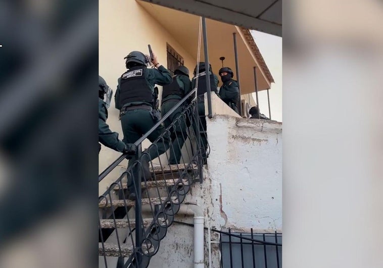 Los agentes participan en el registro de la vivienda que se usaba como punto de venta de drogas.