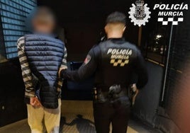 Agente de la Policía Local de Murcia durante el arresto.