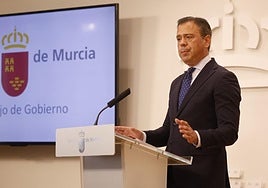 El portavoz del Gobierno regional, Marcos Ortuño, este jueves, en rueda de prensa.