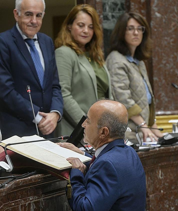 Imagen secundaria 2 - Pedro López toma posesión de su cargo. 