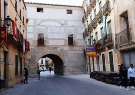 La parte superior de la fachada barroca del Ayuntamiento de Caravaca descubierta con las obras, ayer.