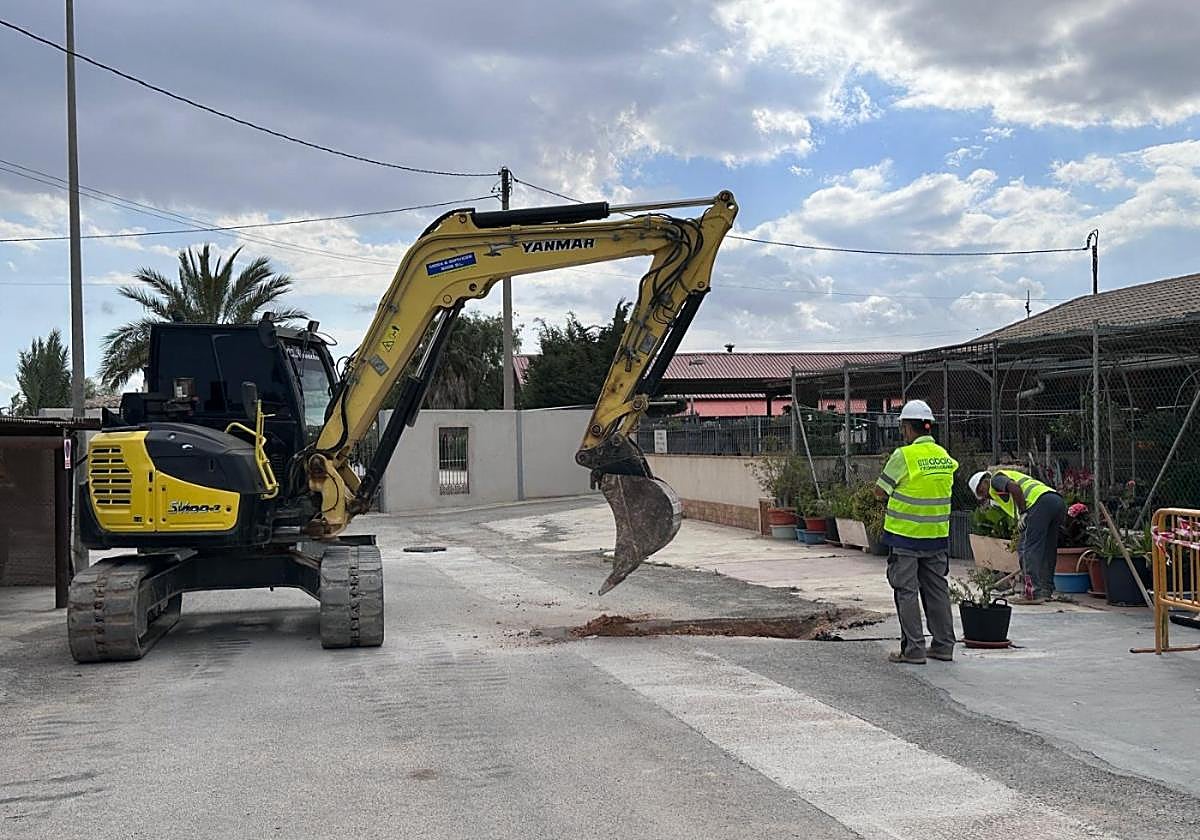 Dos operarios, ayer, en la zona donde se ejecutan los trabajos.
