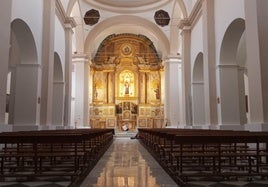 Una restauradora da los últimos retoques a la mesa del altar mayor.