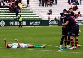 Samuele Longo, jugador del Antequera, se lamenta en el césped tras la derrota contra el Yeclano Deportivo esta temporada.