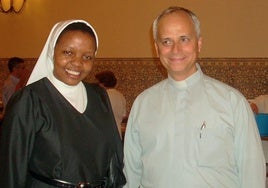 Sor Augustina Beth junto a Prevost cuando era prior general de la orden de los agustinos en Madrid, 2011.