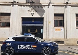 Puerta de la Jefatura Superior de Policía en Murcia.