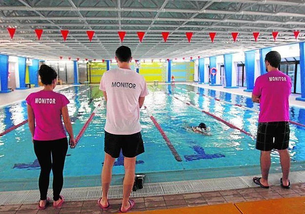 Tres monitores y un usuario en una piscina de Cartagena, en una imagen de archivo.