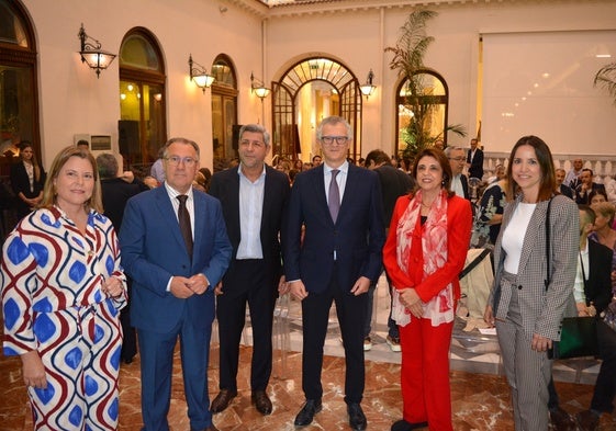 Foto de familia de las autoridades asistentes a la entrega de premios de SATSE Murcia.