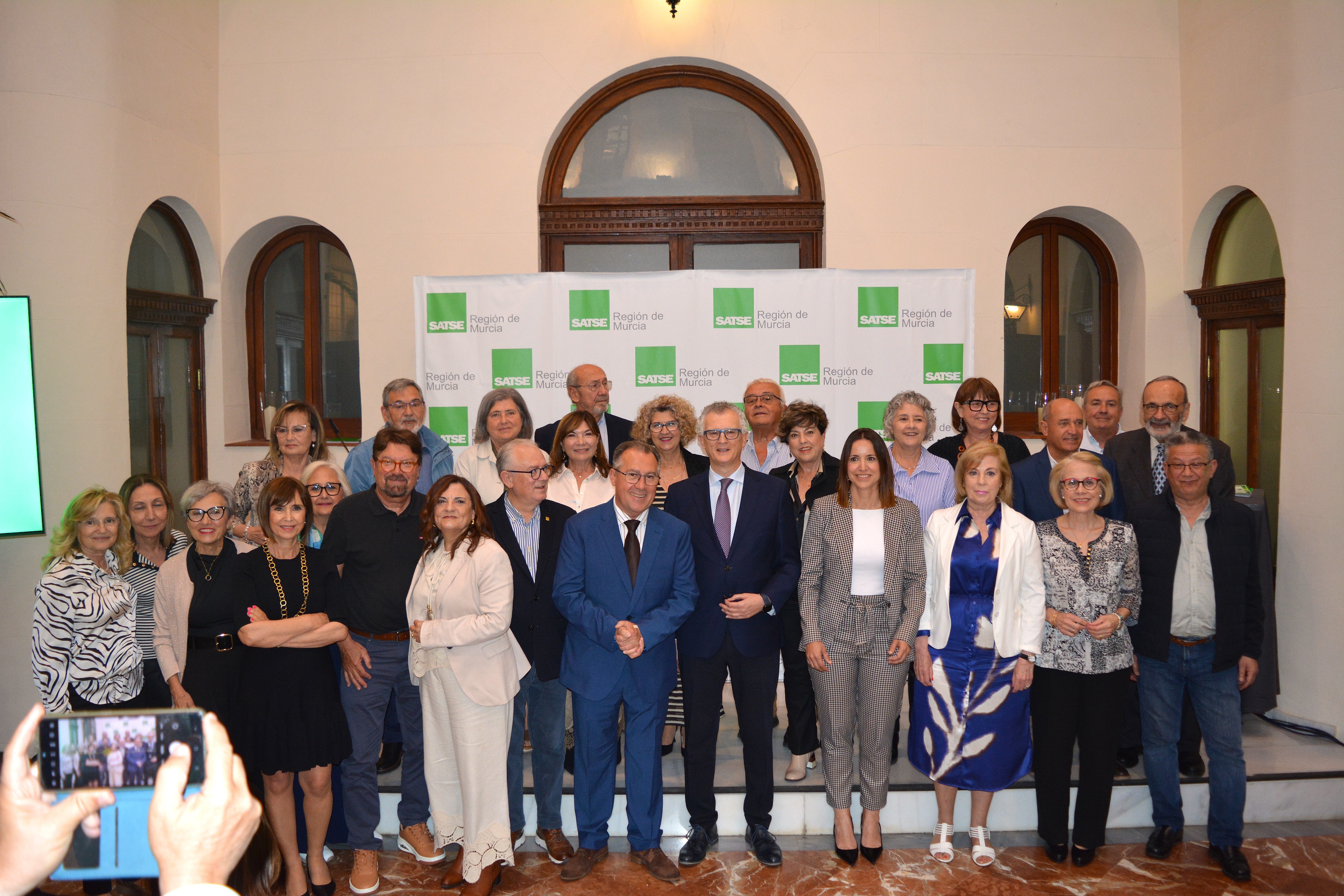 Foto de familia con los enfermeros jubilados.