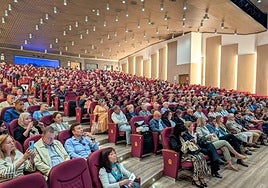 Asistentes al Encuentro Regional de Educación de Adultos en el auditorio Margarita Lozano.