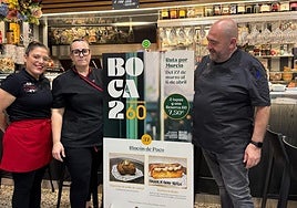 Trabajadores del Rincón de Paco posan junto a las fotos de sus tapas premiadas.
