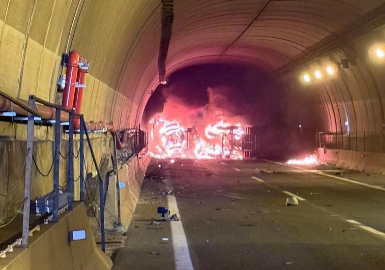 El camión afectado arde en el interior del túnel.