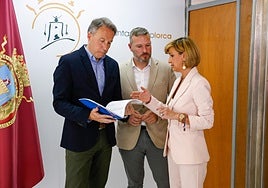 El alcalde y los concejales de Emergencias y Hacienda tras la presentación del presupuesto.