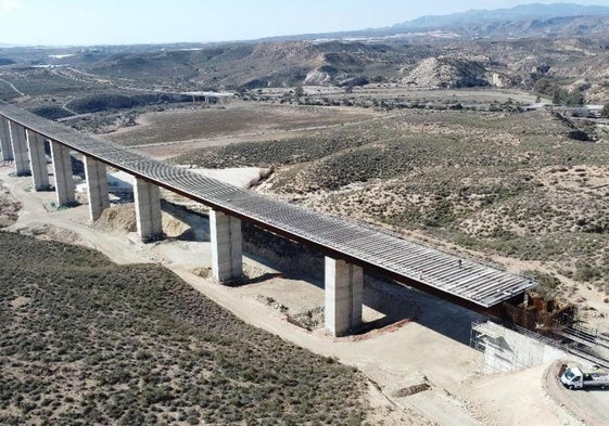 Avanzan los trabajos a la altura del viaducto de Los Feos.