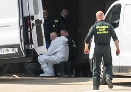Agentes de la Guardia Civil, este sábado, en la nave de Librilla donde se recuperaron los dos cadáveres.