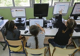 Tres alumnas de cuarto de Primaria del colegio San Pablo de Murcia realizan las pruebas.