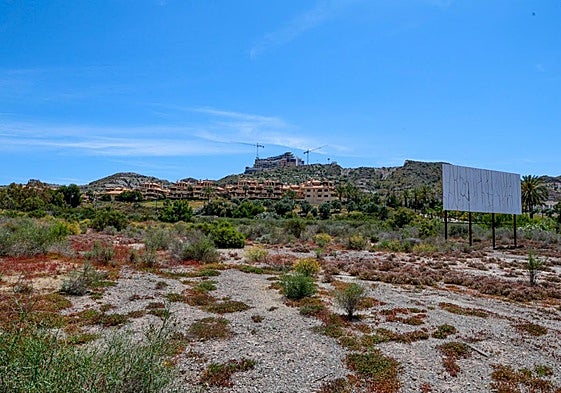 Terrenos sin urbanizar y viviendas ya construidas en el entorno del Plan Parcial Niágara, en Águilas, ayer.