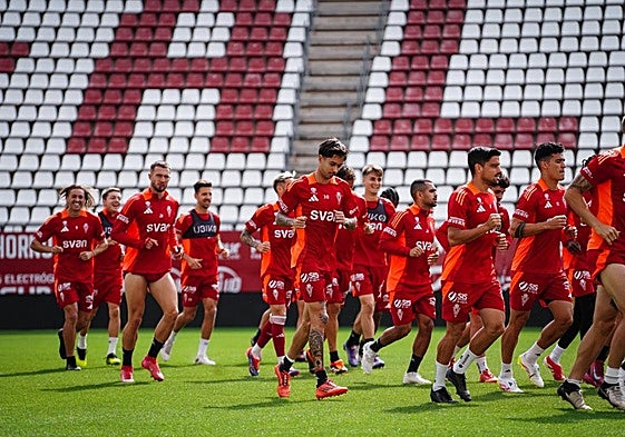 La plantilla del Real Murcia ejercitándose sobre el césped del estadio Enrique Roca en un entrenamiento de esta semana.