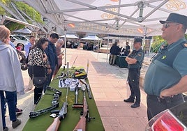 Muestra de armamento de la Guardia Civil, este sábado, en Alhama.