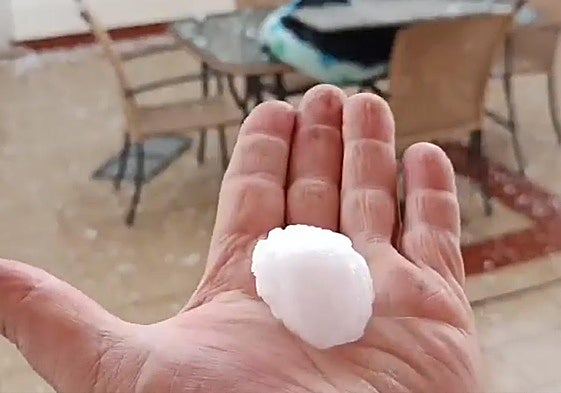 Pedrisco caído este sábado en Jumilla. En vídeo, crecida en la rambla del Judío, en la salida de Jumilla a Cieza.