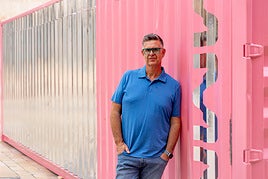 Jesús Nieto posa apoyado en el 'Container MMM', un espacio de encuentro creado por los arquitectos Patricia Reus y Jaume Blancafort para Mucho Más Mayo.