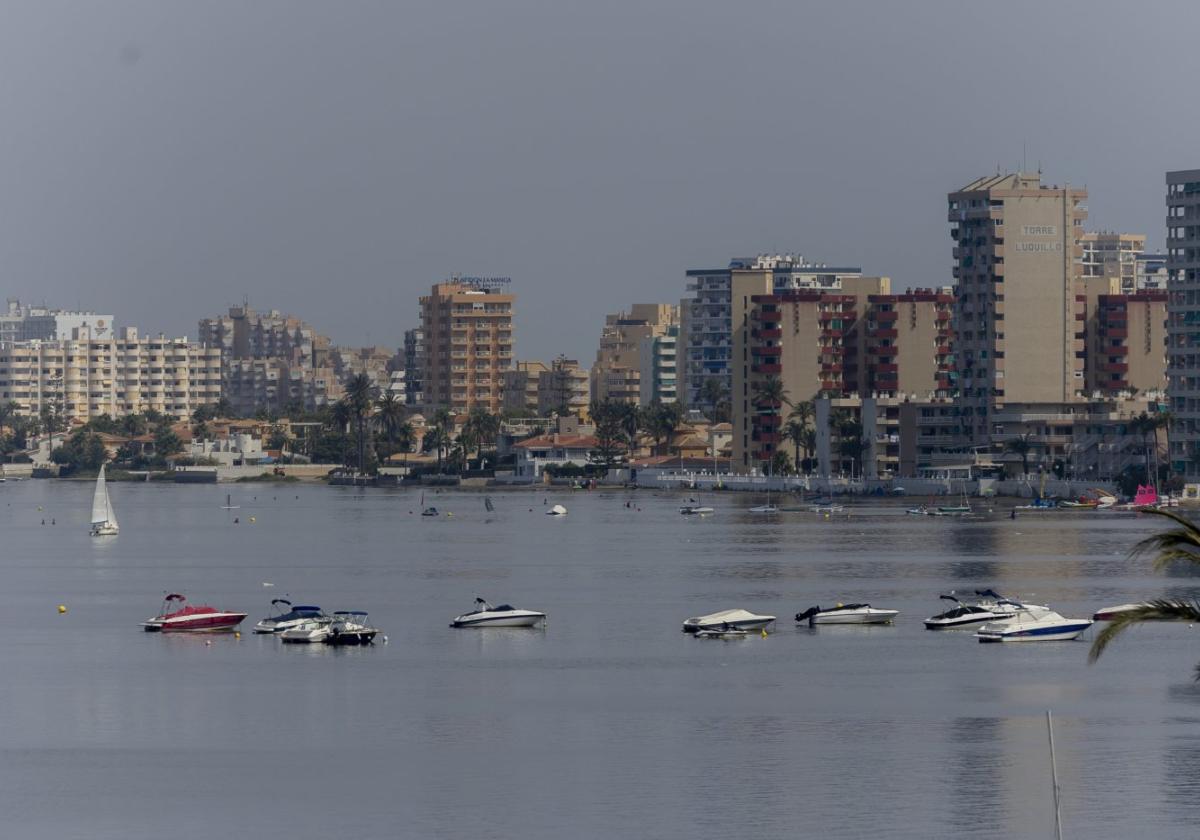Barcos de recreo fondeados en la costa de La Manga del Mar Menor, en la zona de la Cala del Pino. La foto es de agosto de 2024.