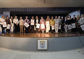 Las mujeres homenajeadas sobre el escenario del Teatro Guerrero, donde se celebró el acto.