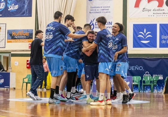 Jugadores y técnicos de La Salud Archena celebran el triunfo logrado ayer ante el Melilla.
