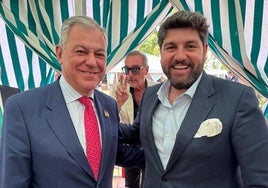 El alcalde de Sevilla, José Luis Sanz, y Fernando López Miras, con el periodista Carlos Herrera al fondo.